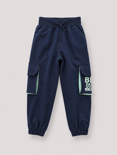 Tamnoplave kargo pantalone za dečake sa bočnim džepovima i zelenim detaljem – Model Kids