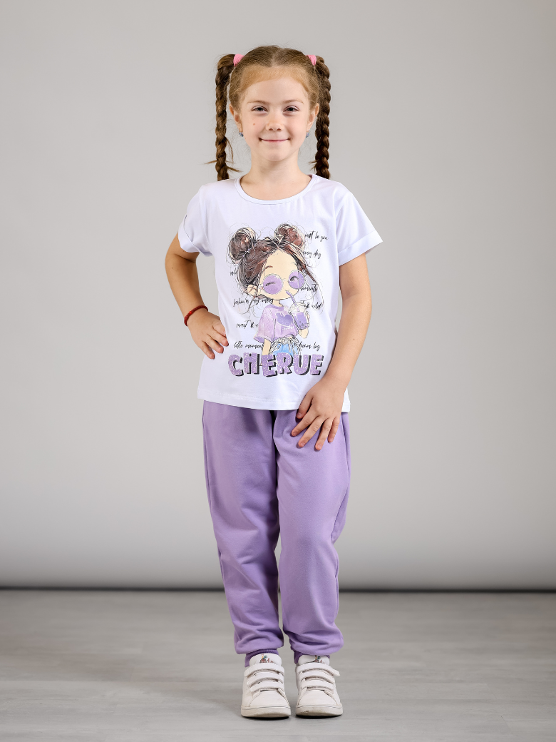 Devojčica u belom kompletu sa printom "Cherue" – Model Kids