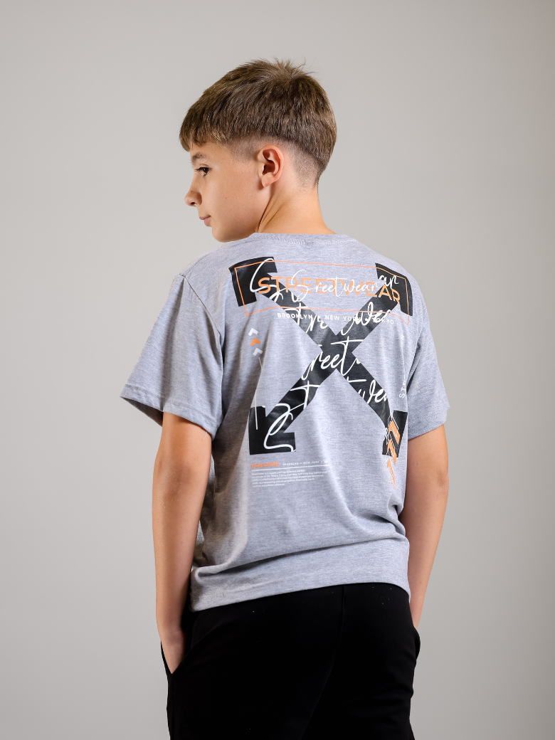 Dečak u komplet majici sa printom "Streetwear" – Model Kids