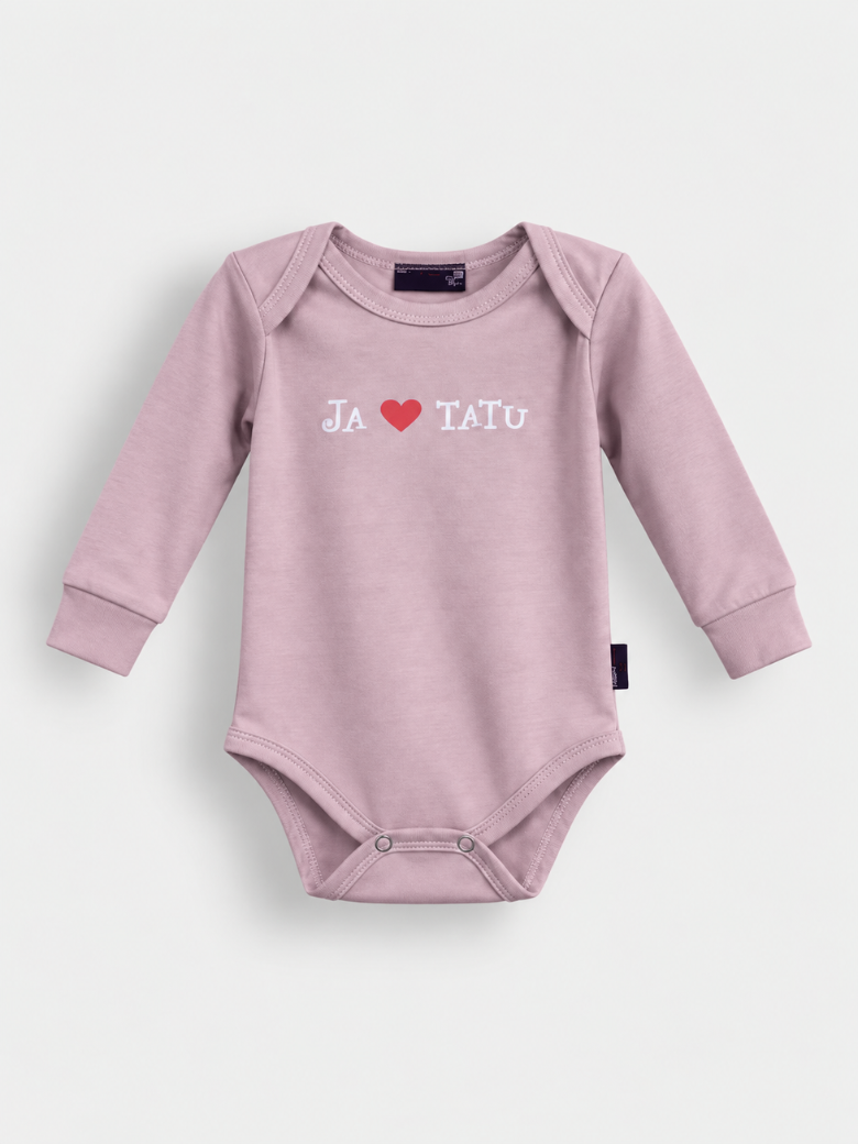 Roze bodi dugih rukava sa natpisom i srcem za bebe – Model Kids