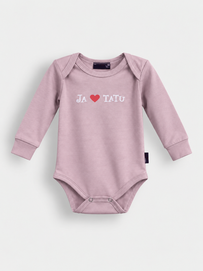 Roze bodi dugih rukava sa natpisom i srcem za bebe – Model Kids